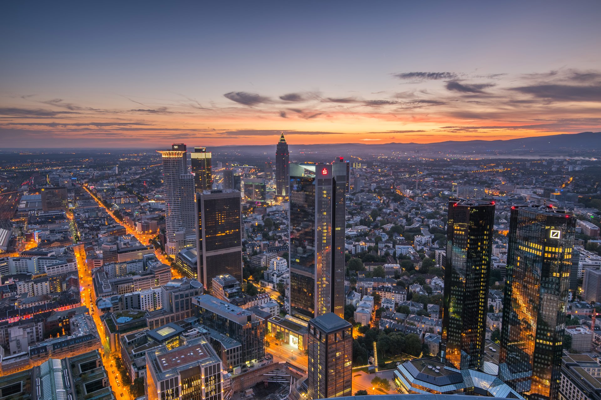 Bastian Werner Frankfurter Skyline in der Dämmerung