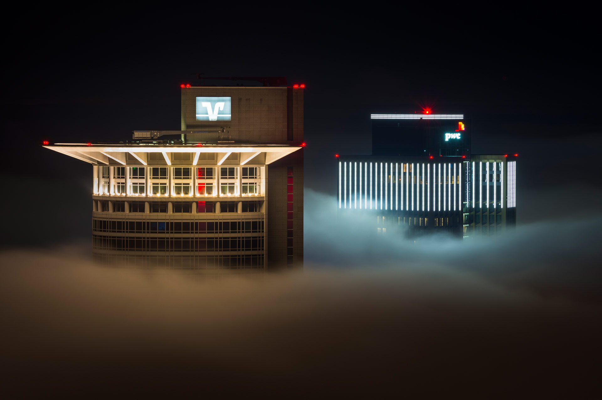 Bastian Werner Frankfurter Skyline in der Dämmerung
